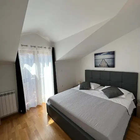 Luxury Iris Apartment